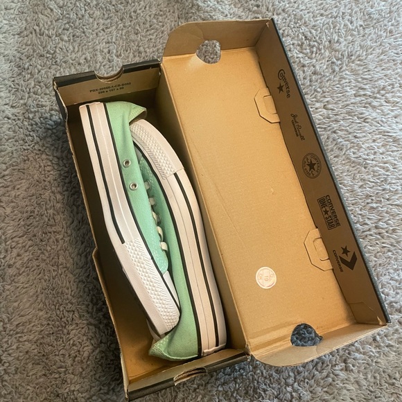 Women’s low top Converse - Picture 3 of 3